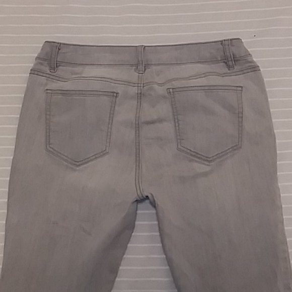 Joe Boxer Women Light Washed Capri Jeans - Picture 10 of 10